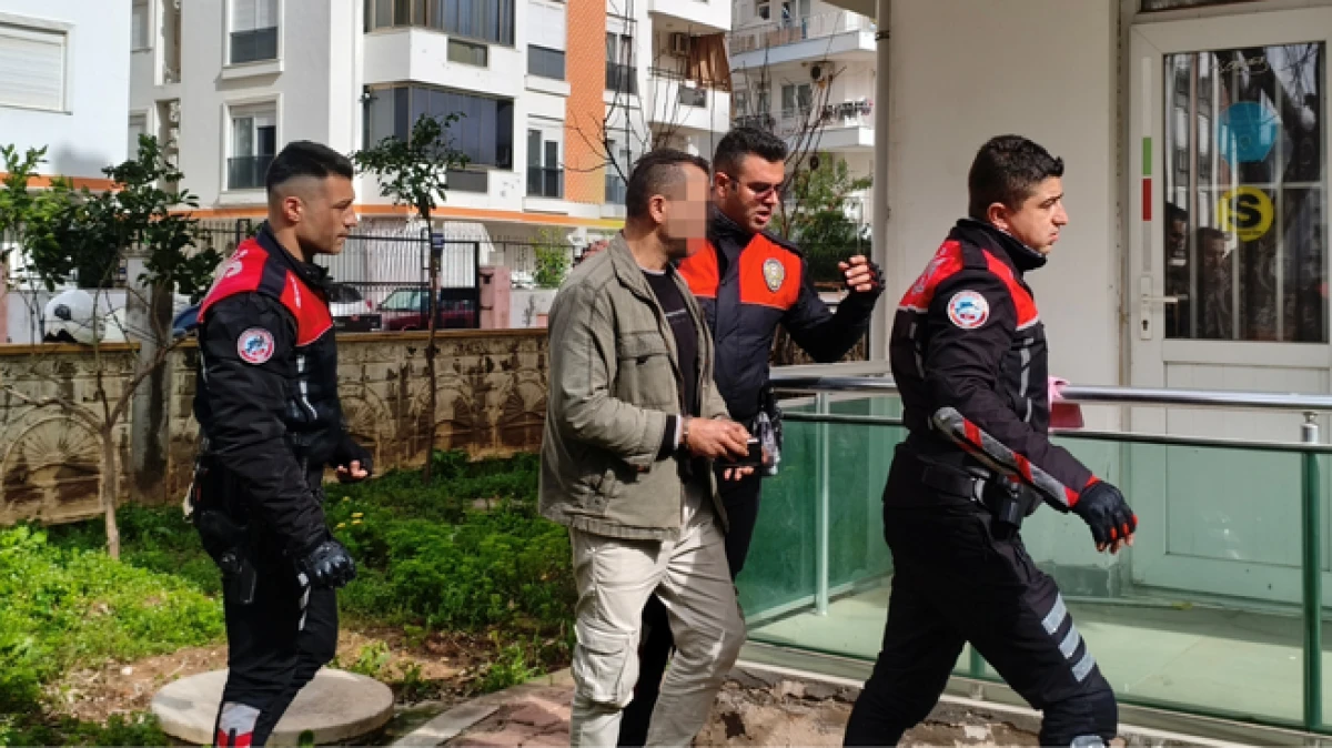Antalya&rsquo;da apartman bah&ccedil;esine sakladığı pompalı t&uuml;fek polisi alarma ge&ccedil;irdi   
