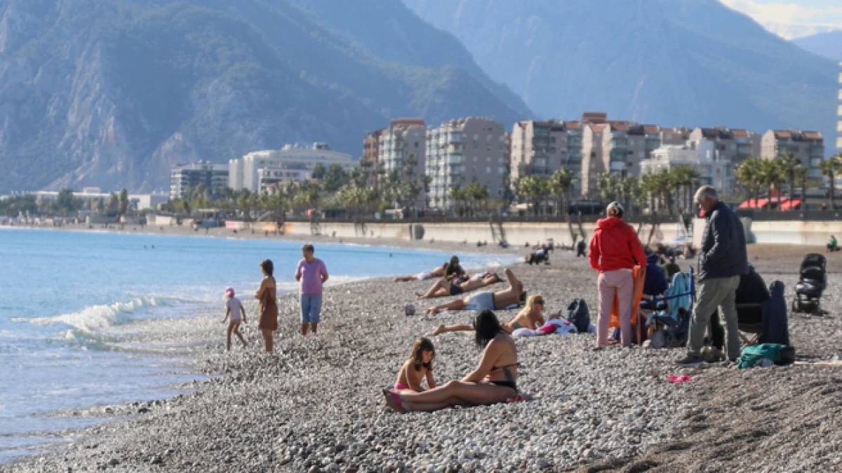 Antalya’da Aralık ayında denize girip, güneşlendiler