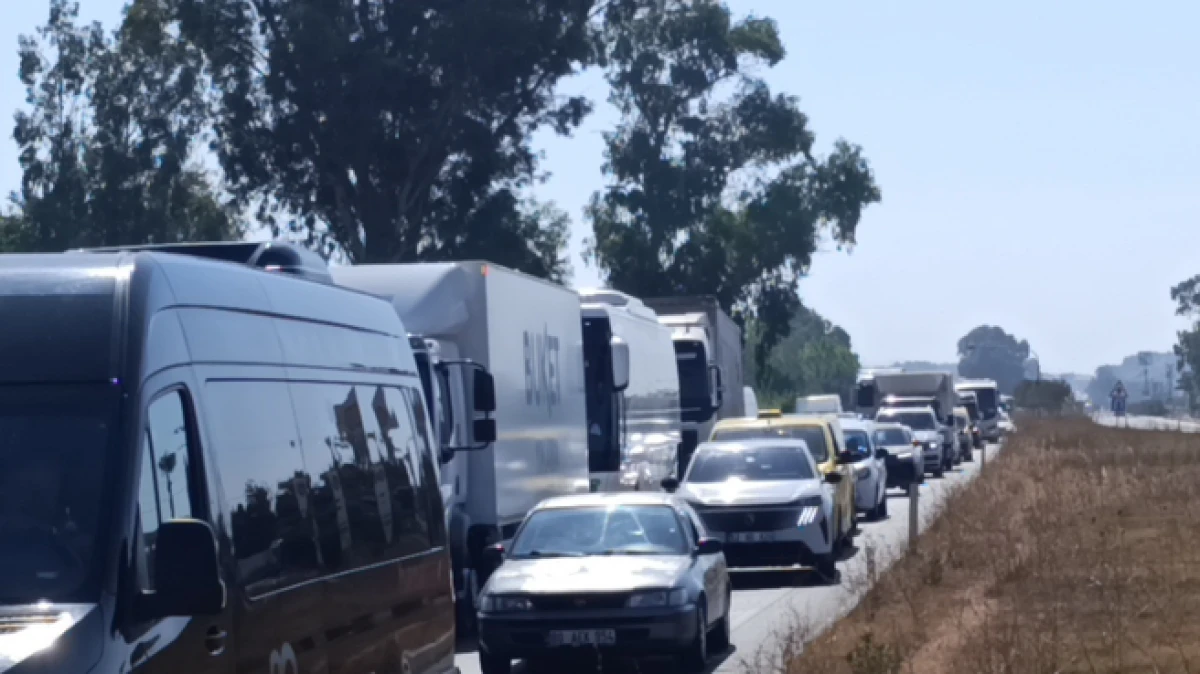 Antalya’da arıza yapan tır D-400 Karayolu’nda trafiği kilitledi   