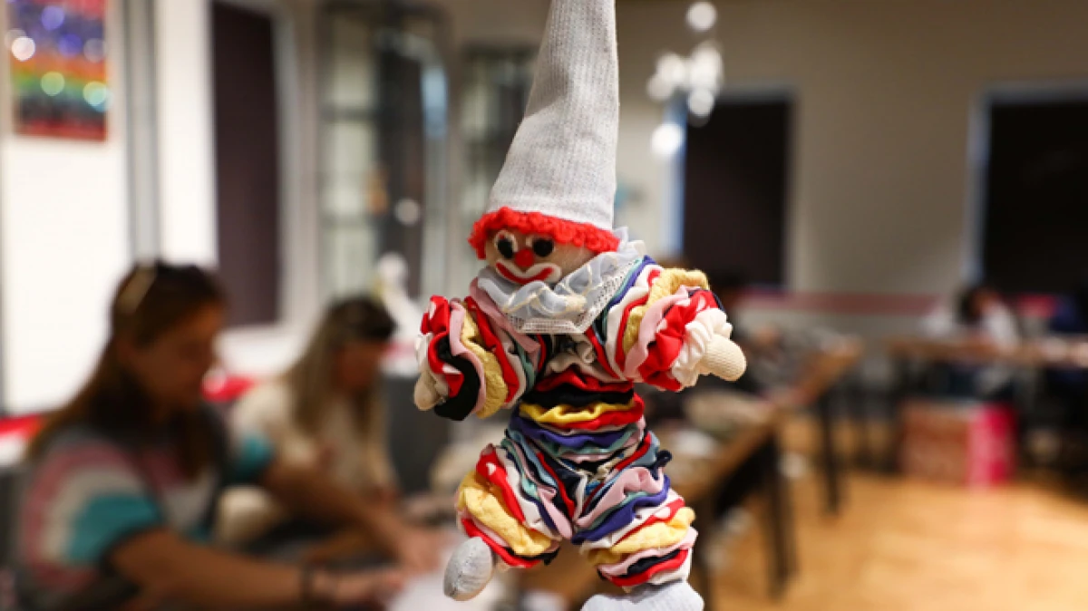 Antalya’da atık kumaşlar kadınların emeğiyle yılbaşı maskotlarına dönüştü   