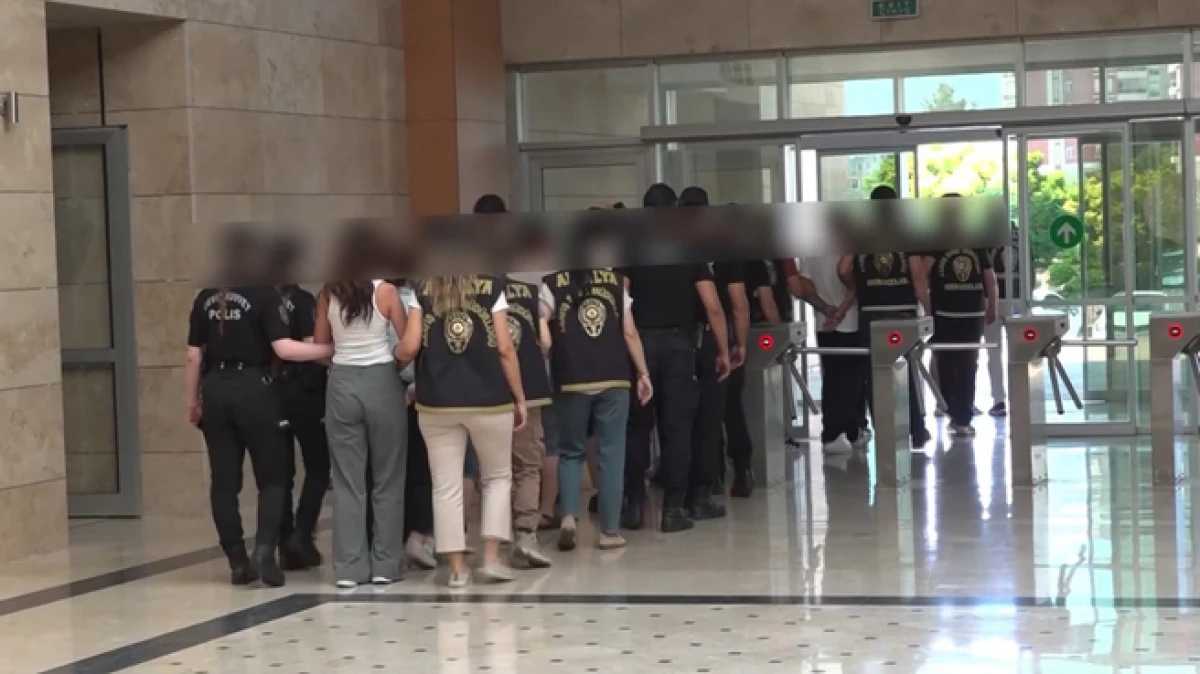 Antalya&rsquo;da Avrupa &uuml;lkelerini hedef alan dolandırıcılık şebekesine operasyon: 5 tutuklama