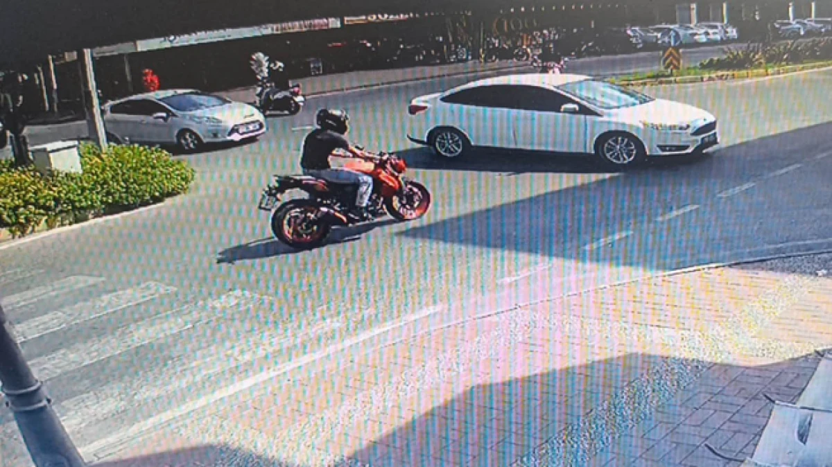 Antalya'da aynı kavşakta 5 dakika arayla iki motosiklet kazası kamerada 