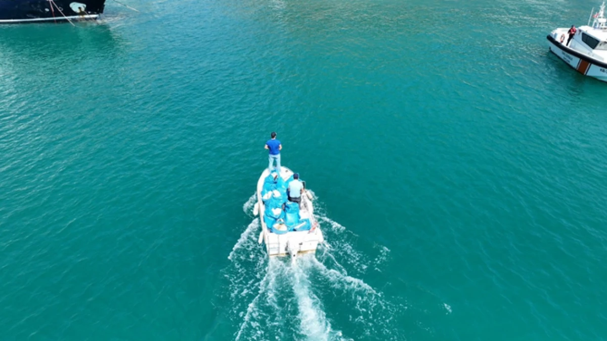 Antalya’da balıkçı barınağından 2 ton çöp çıkartıldı 