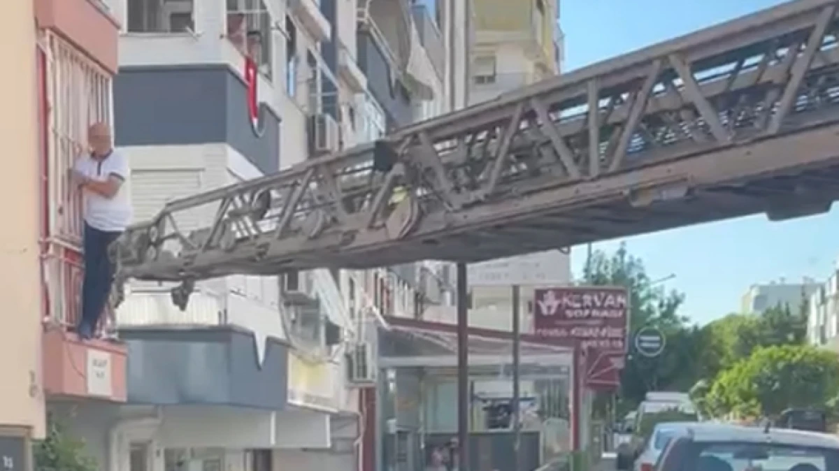 Antalya&rsquo;da balkon demirinde mahsur kaldı, itfaiye merdiveniyle kurtarıldı
