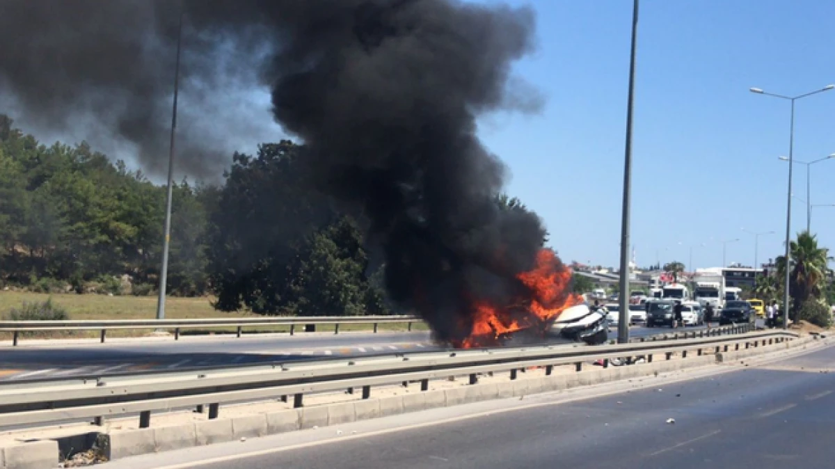 Antalya’da bariyerlere çarpan otomobil alev aldı: 2 yaralı   