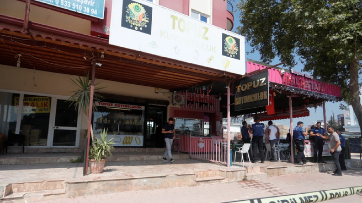 Antalya’da bıçakla girdiği kuyumcudan 18 adet bileziği alarak kaçtı 