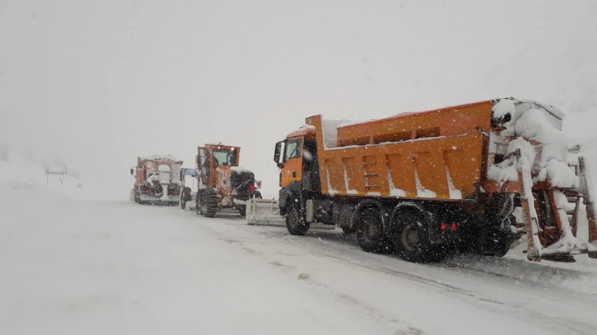 Antalya'da bin 825 rakımlı Alacabel'de kar yağışı  