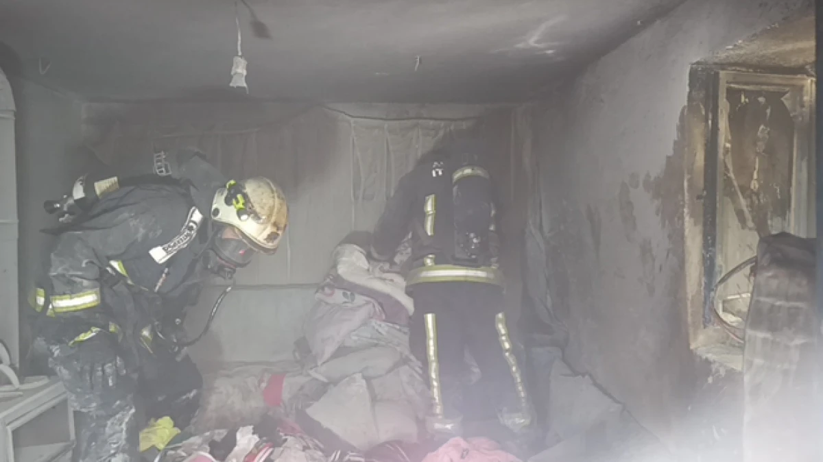 Antalya'da binanın bodrum katı &ccedil;ıkan yangında k&uuml;le d&ouml;nd&uuml;   