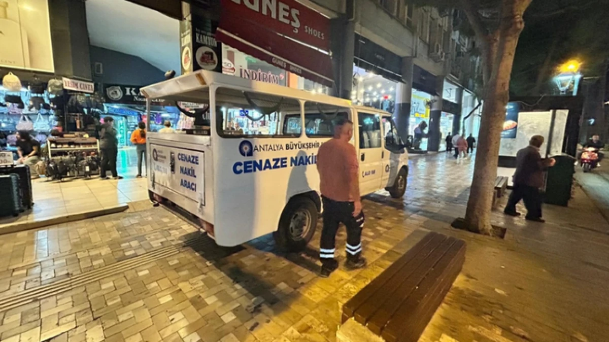 Antalya’da binaya yayılan ağır koku ihbarıyla ortaya çıktı:  Dairede ölü bulundu   