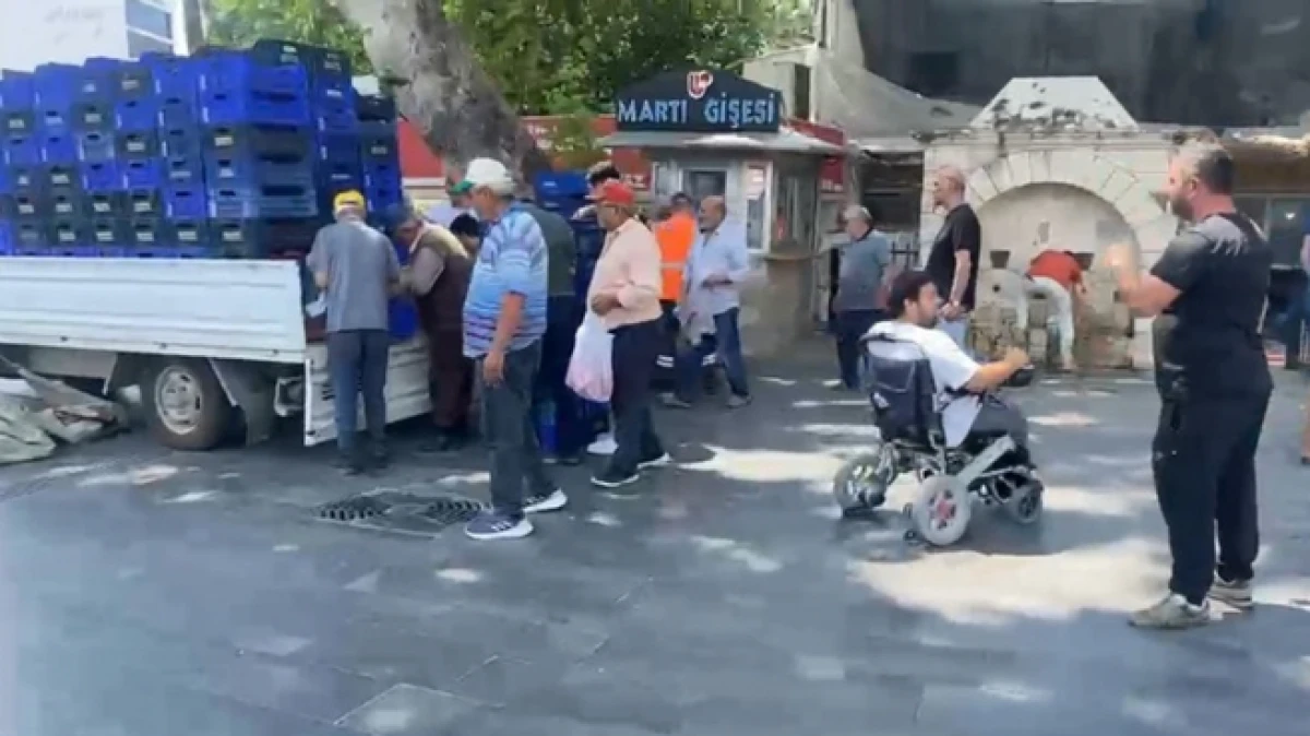 Antalya&rsquo;da bir &uuml;retici halde alıcı bulamadığı 4 ton domatesi vatandaşlara &uuml;cretsiz dağıttı 
