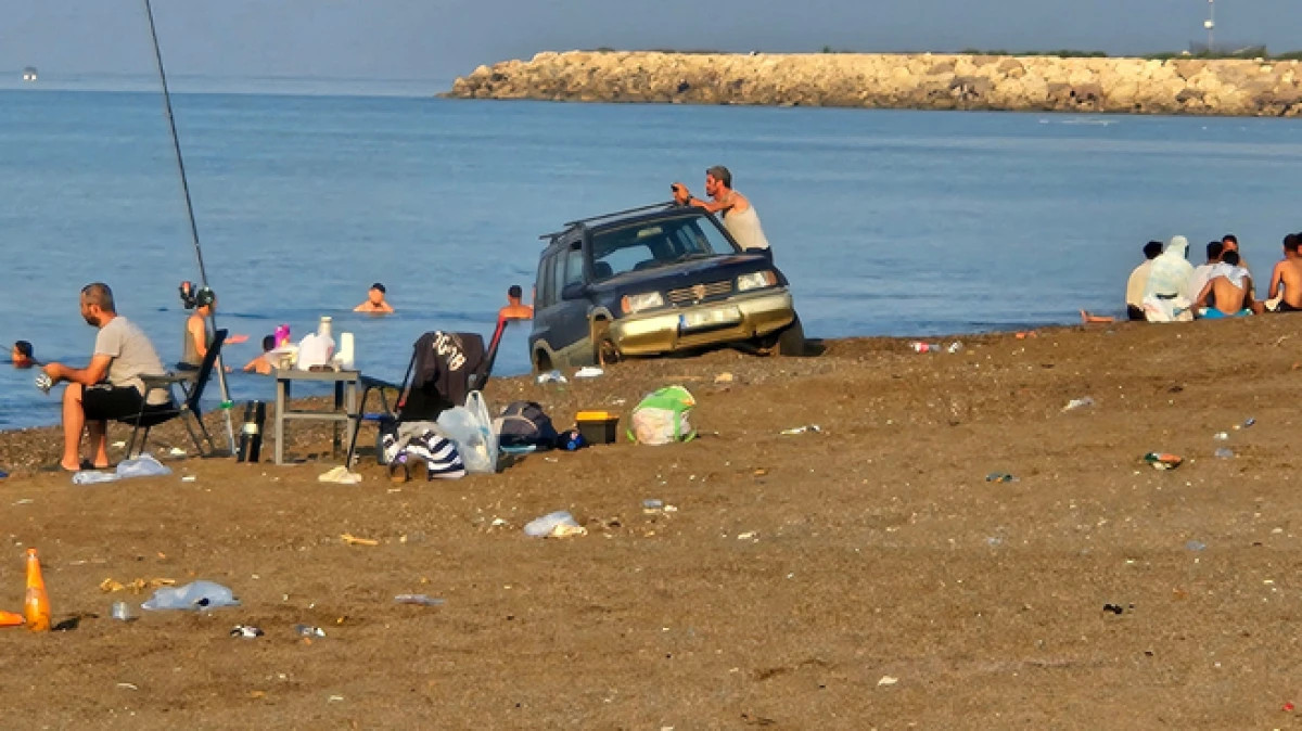 Antalya&rsquo;da caretta kumsalına ara&ccedil;la girdiler, &ccedil;adır kurdular