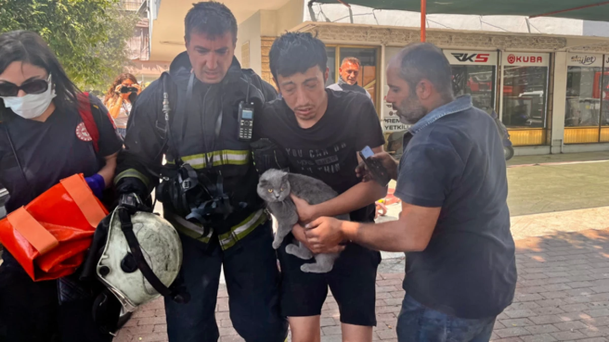 Antalya’da çıkan yangında kedisiyle mahsur kaldı