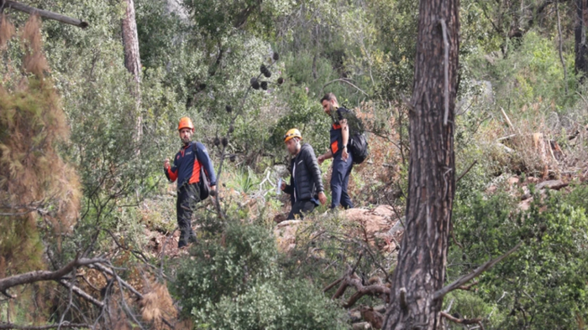 Antalya&rsquo;da dağda yolunu kaybetti, telefon şarjı bitince dronla bulundu