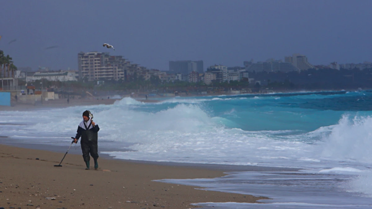 Antalya&rsquo;da define avcıları fırtınada iş başında