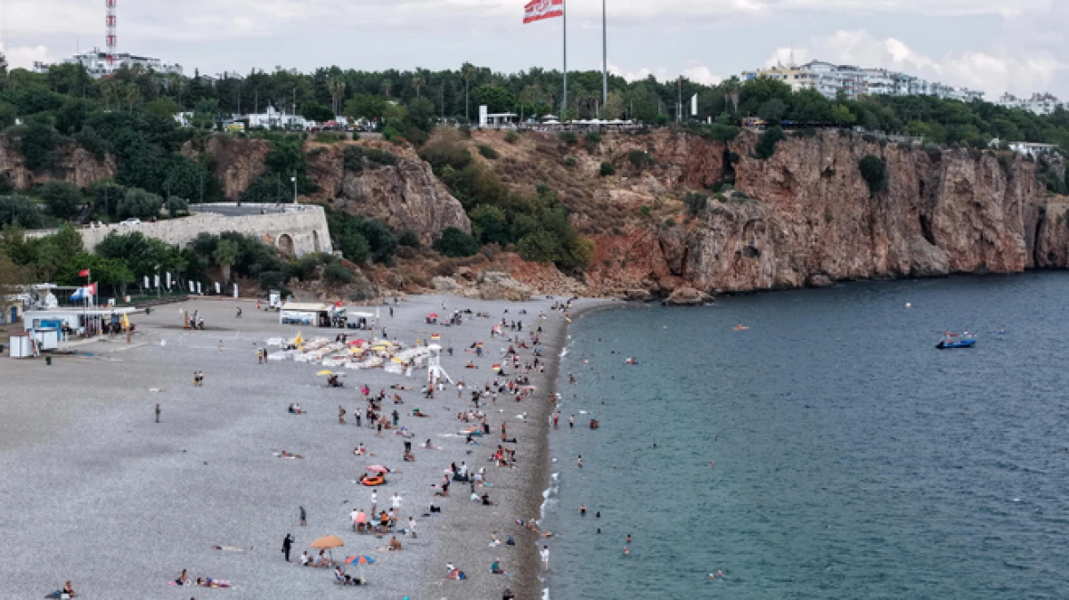 Antalya&rsquo;da deniz suyu havadan daha sıcak