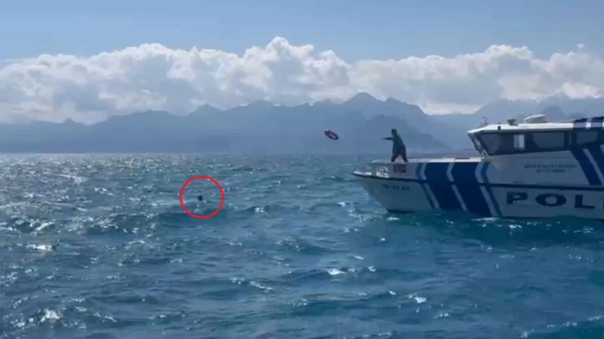 Antalya'da denize a&ccedil;ıldığı kano devrildi, suda 3 saat beklerken polis b&ouml;yle kurtardı