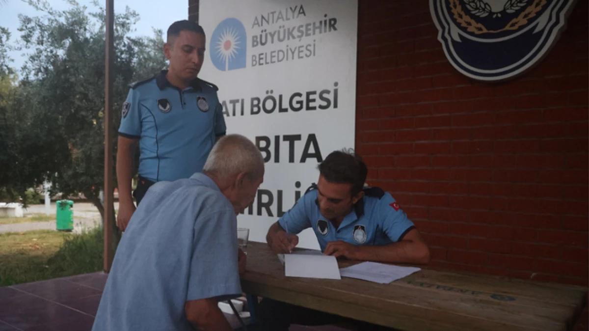 Antalya&rsquo;da dilenciye zabıta engeli: &Uuml;zerinden 17 bin TL &ccedil;ıktı