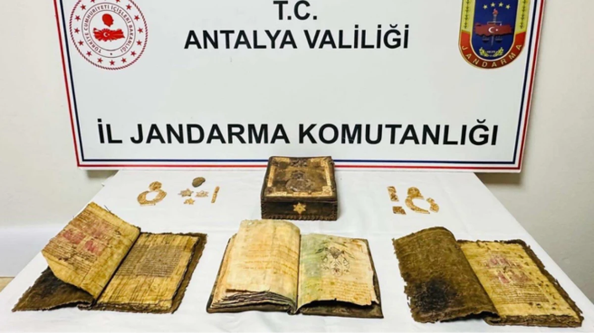 Antalya'da durdurulan ara&ccedil;tan tarihi kitap ve tarihi eser &ccedil;ıktı   