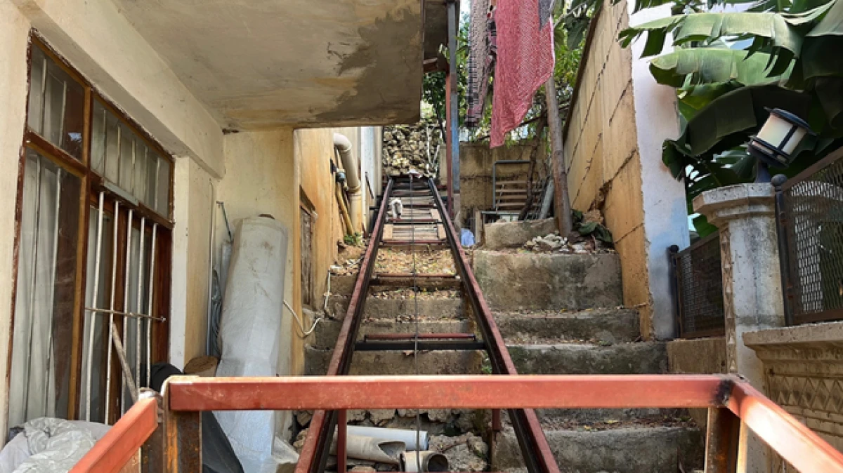 Antalya&rsquo;da engelli oğluna eğitimi i&ccedil;in raylı sistem kurdu