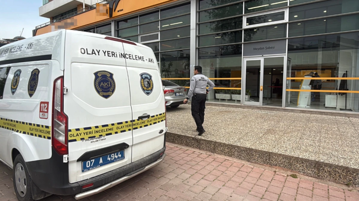 Antalya&rsquo;da gece saatlerinde bir bankanın kapı camını kırıp ka&ccedil;tılar