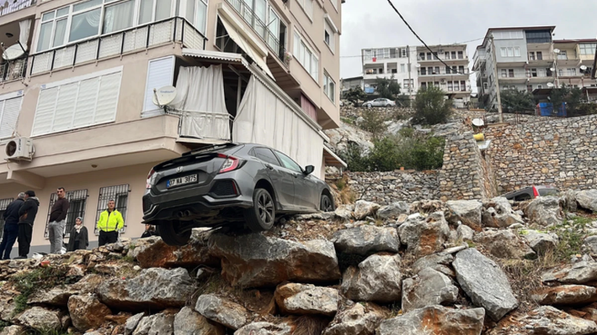 Antalya'da geri manevra yapan ara&ccedil; şarampolde asılı kaldı   