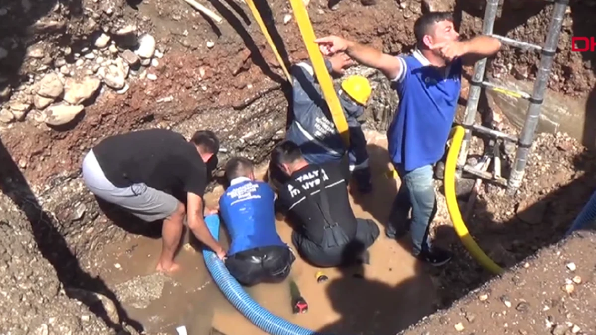 Antalya&rsquo;da g&ouml;&ccedil;&uuml;k altında kalan iş&ccedil;i kurtarıldı