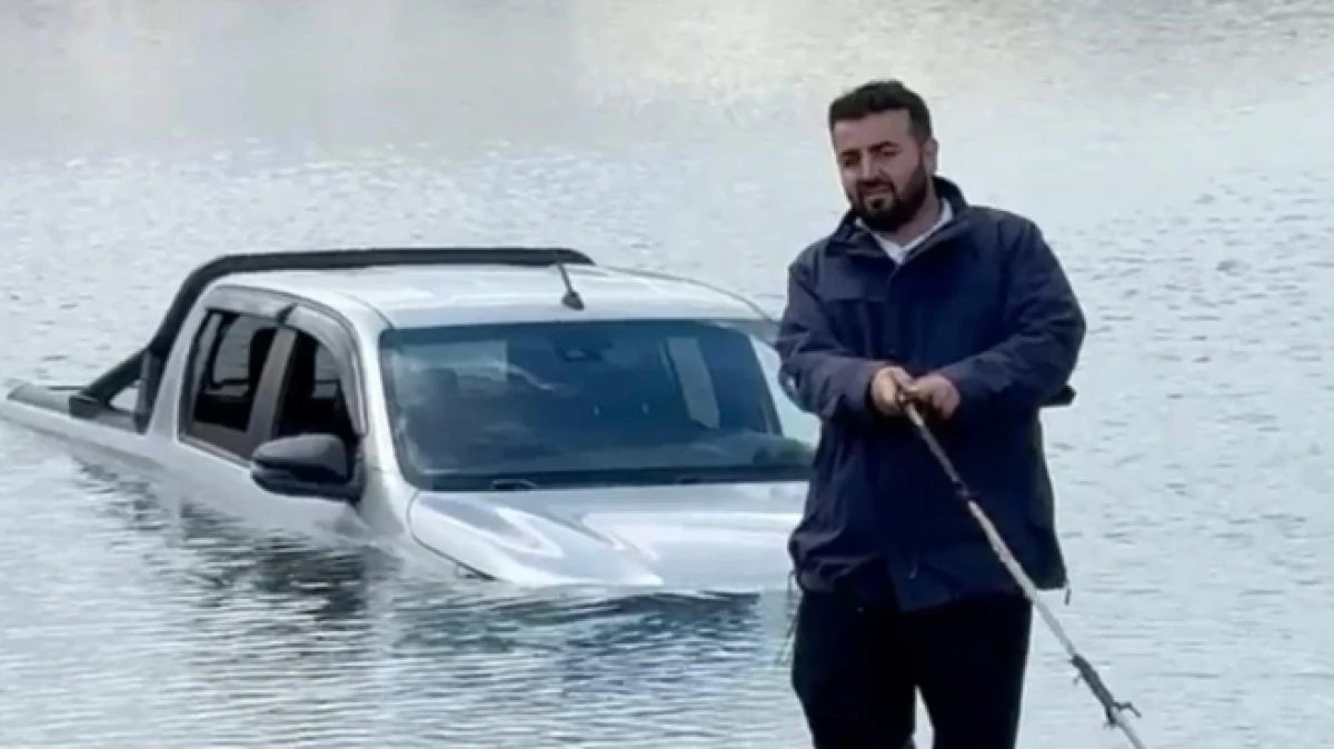  Antalya&rsquo;da g&ouml;letten ge&ccedil;mek isterken aracıyla mahsur kaldı, yardımına arkadaşları yetişti 