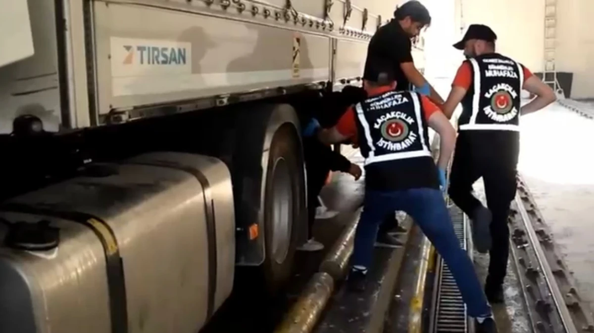 Antalya&rsquo;da hakkında yurt dışı &ccedil;ıkış yasağı bulunan Kocabıyık, Kapıkule&rsquo;de TIR dorsesinde yakalandı