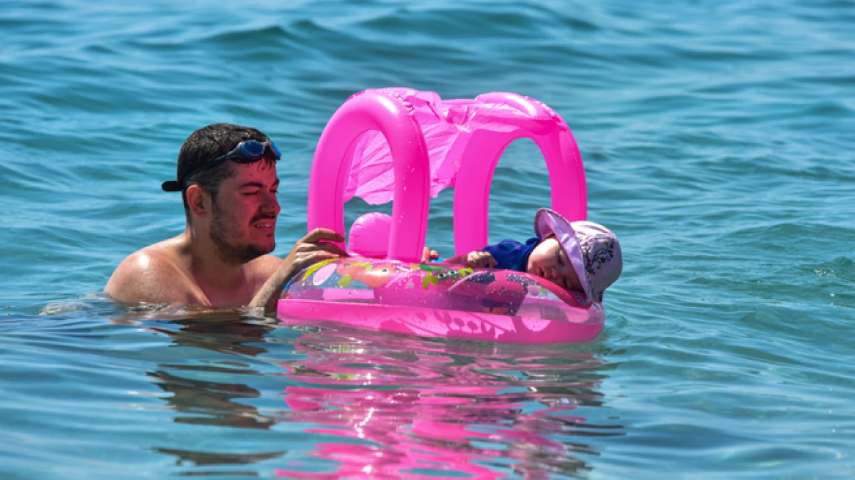 Antalya'da hava 'aşırı', deniz '&ccedil;ok' sıcak