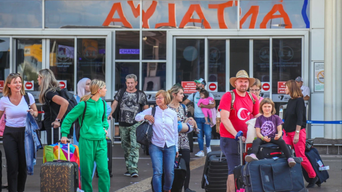 Savaş engel olmadı: Antalya&rsquo;da Rus turistler Almanları ge&ccedil;ti