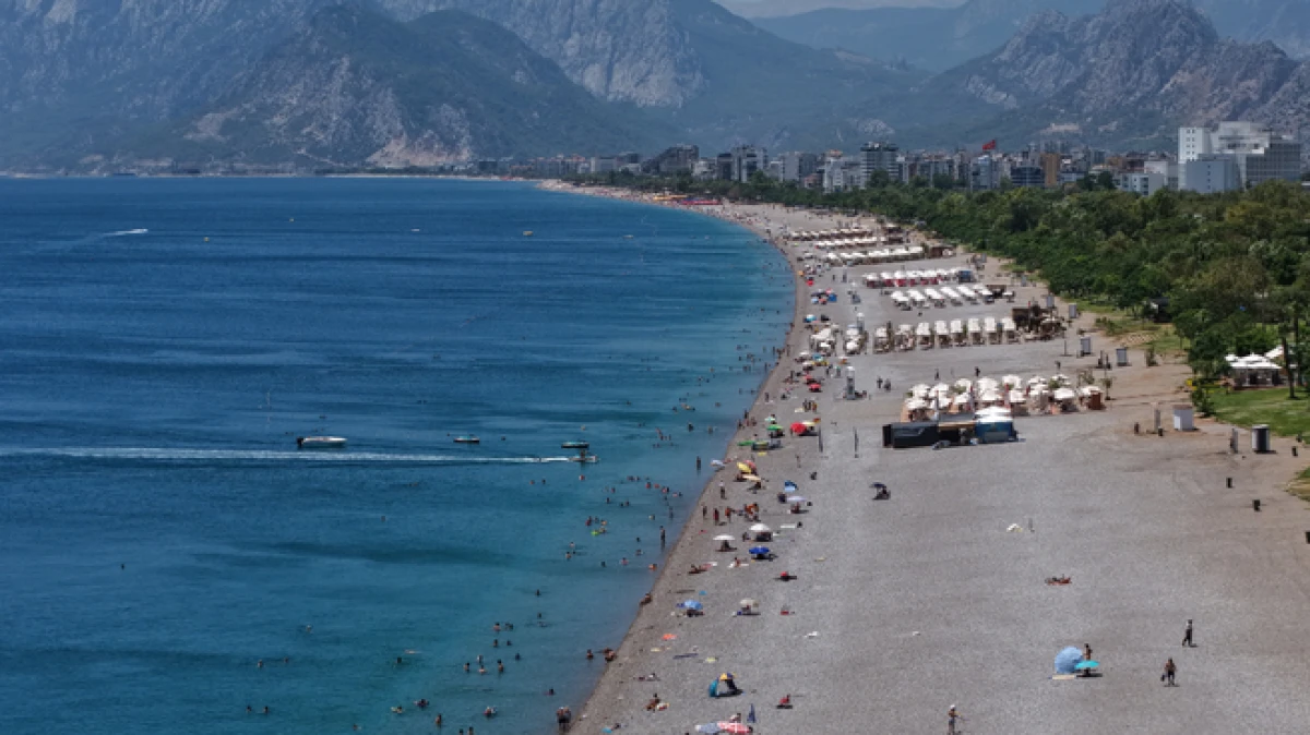 Antalya'da hissedilen sıcaklık 44 dereceyi buldu