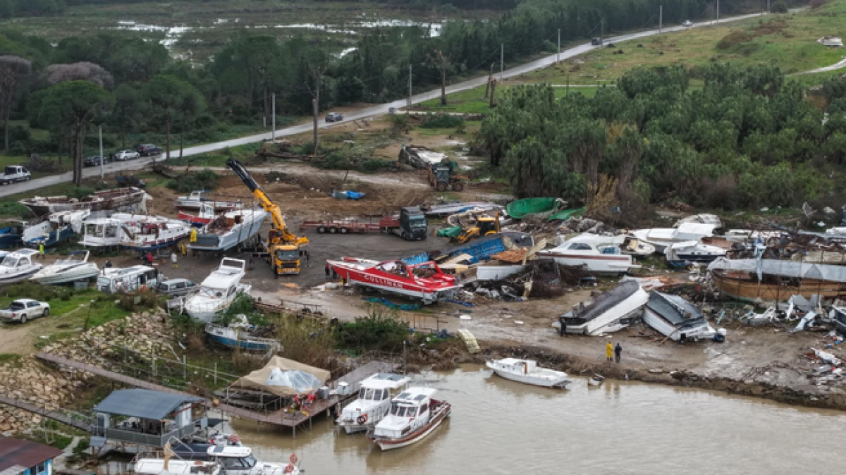 Antalya'da hortum sonrası enkaz kaldırılıyor; su ise &ccedil;ekilmedi