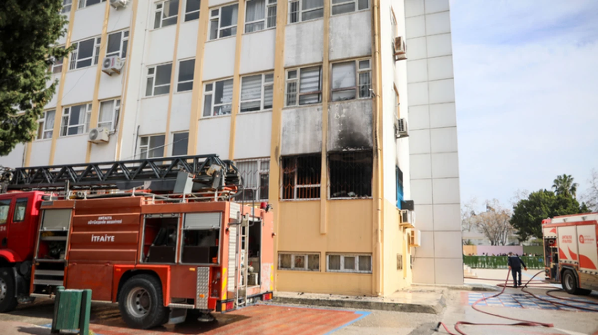 Antalya&rsquo;da ilkokulda yangın &ccedil;ıktı; &ouml;ğrenciler tahliye edildi
