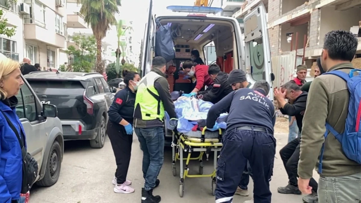 Antalya&rsquo;da inşaatın 5'inci katından d&uuml;şen iş&ccedil;inin babasından y&uuml;rek burkan yakarış 