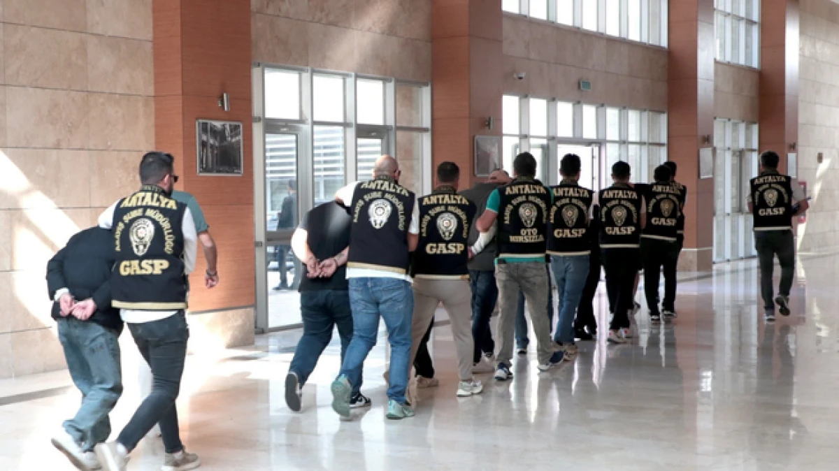 Antalya'da iş yerine zarar veren 10 şahıs tutuklandı