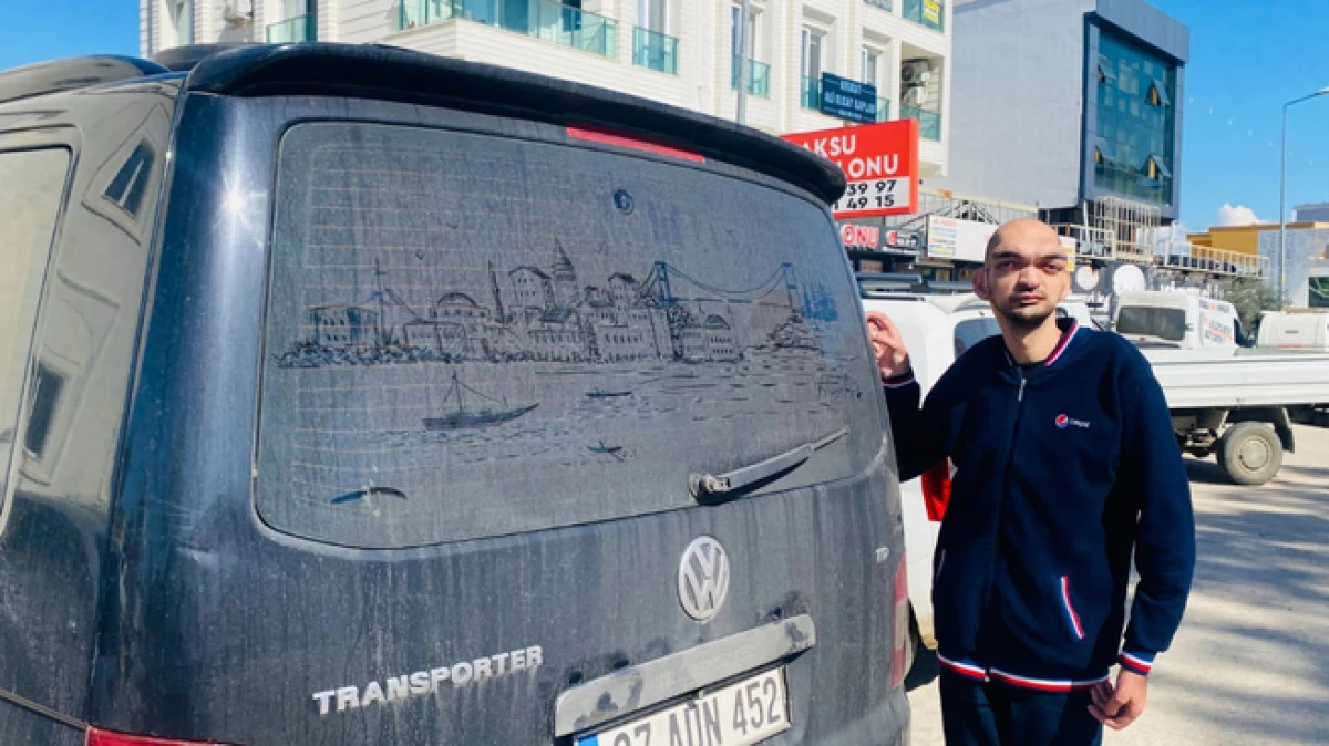 Antalya&rsquo;da işitme engelli ressam Alper tozlu ara&ccedil; camlarını sanat eserine d&ouml;n&uuml;şt&uuml;r&uuml;yor   
