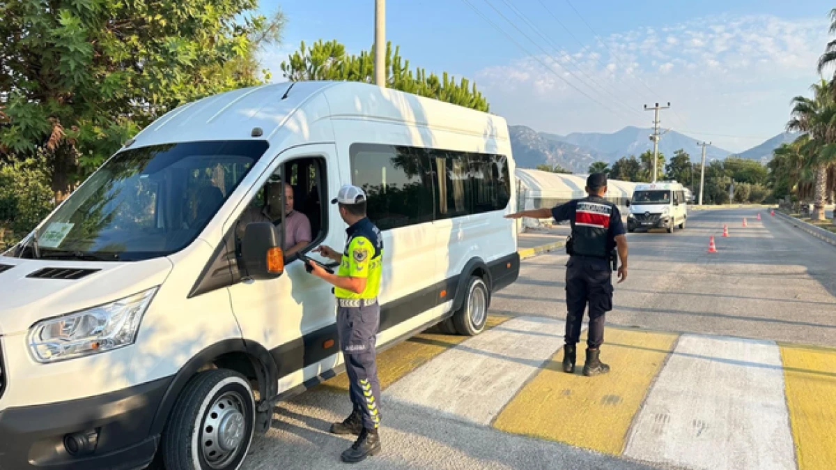 Antalya’da jandarma ekipleri okul servislerini denetledi   