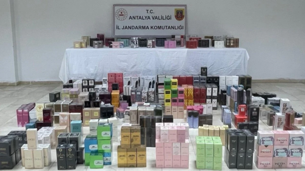 Antalya'da jandarmadan ka&ccedil;ak parf&uuml;m operasyonu   