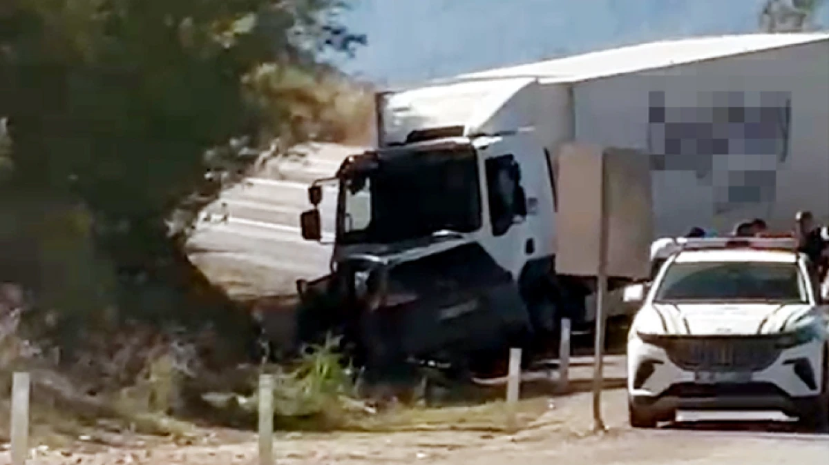 Antalya'da kamyon ile cip &ccedil;arpıştı; 1 turist &ouml;ld&uuml;, 3 yaralı