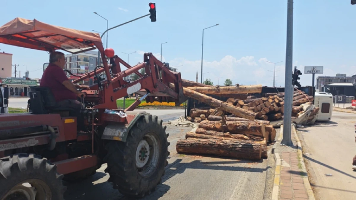 Antalya&rsquo;da kamyon kavşağa girerken devrildi, tomruklar yola savruldu 
