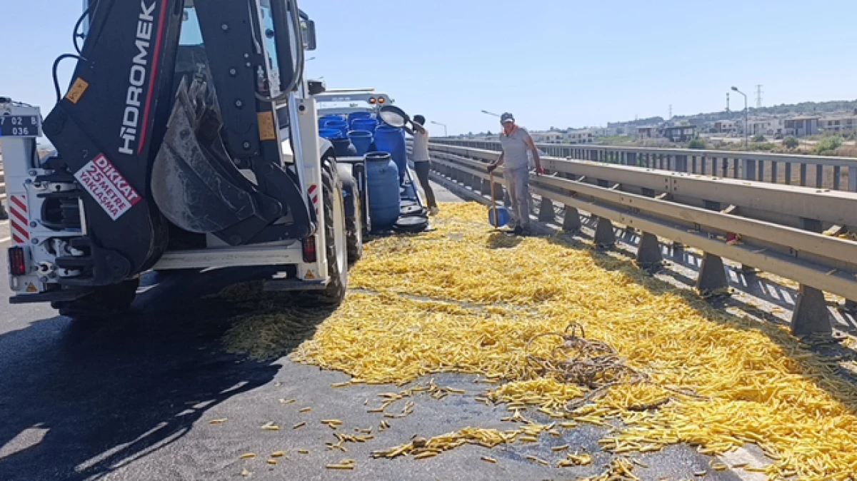 Antalya’da kamyonet bariyerlere çarptı, kilolarca patates yola saçıldı  