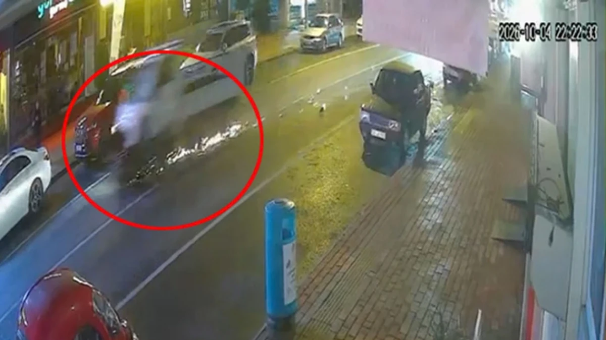 Antalya&rsquo;da kamyonet ile &ccedil;arpışan motosikletin s&uuml;r&uuml;c&uuml;s&uuml; &ouml;ld&uuml;
