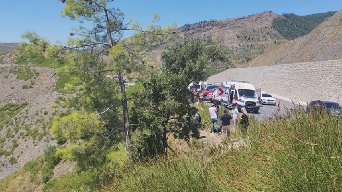 Antalya'da kamyonet, u&ccedil;uruma yuvarlandı; aynı aileden 5 kişi &ouml;ld&uuml;, 2 yaralı 