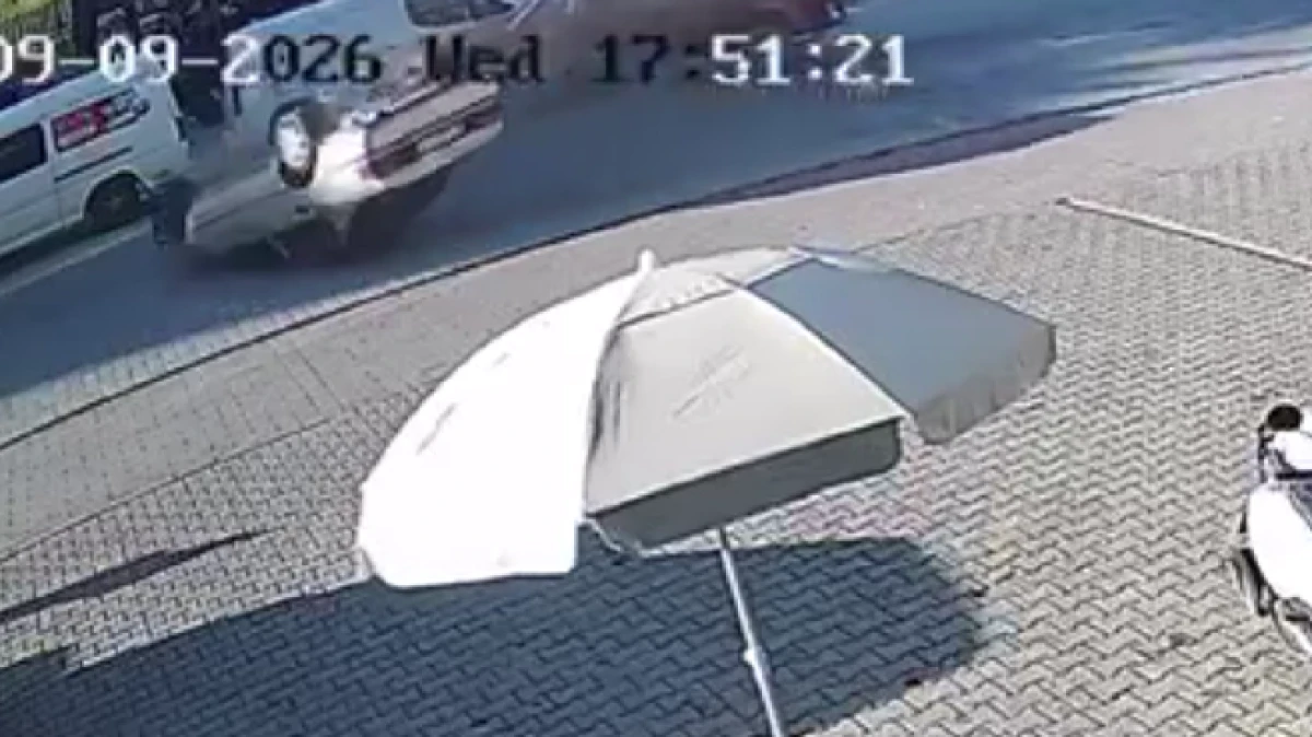 Antalya&rsquo;da kamyonetle &ccedil;arpışan otomobil takla attı