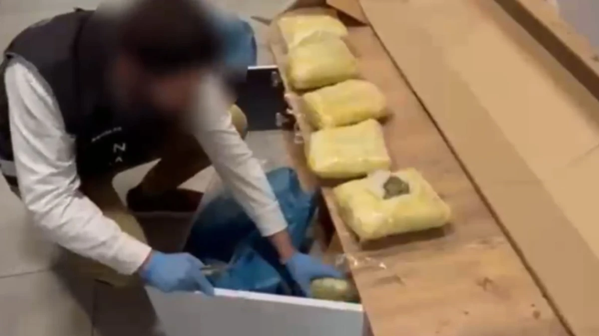 Antalya&rsquo;da kargoya gizlenen 7 kilogram uyuşturucu ele ge&ccedil;irildi   