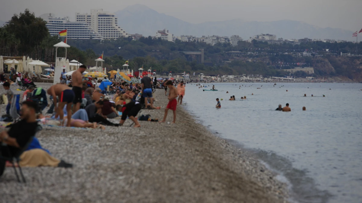 Antalya'da kasım ayında denize girmenin keyfini çıkardılar   