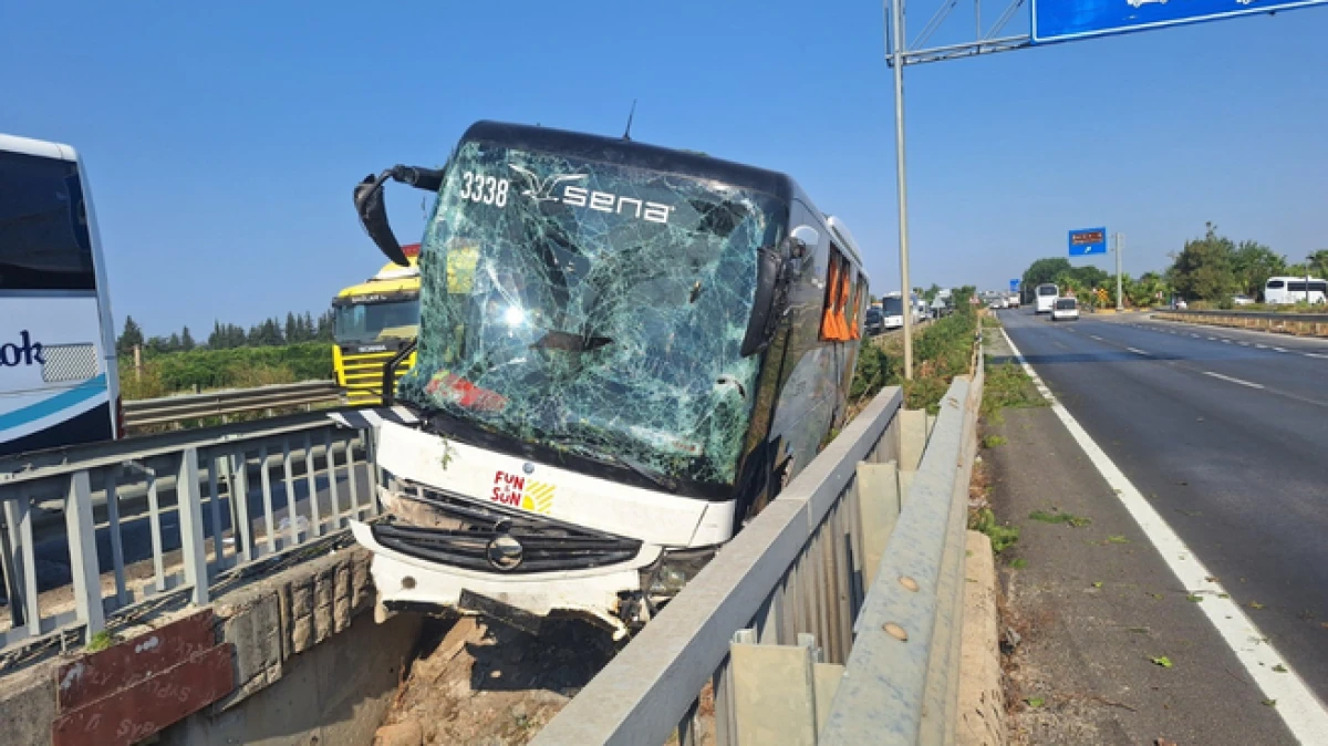 Antalya’da kaza yapan tur otobüsü, köprüden düşmek üzereyken durabildi 