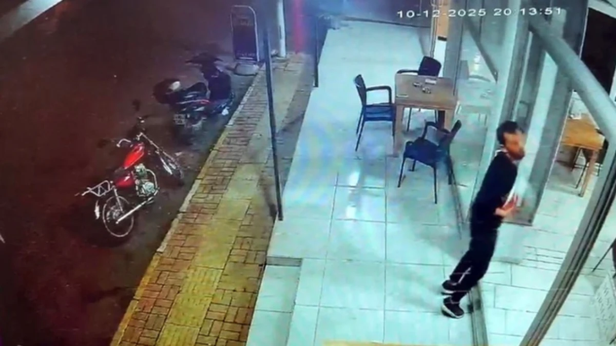 Antalya’da kendi sildiği camı fark etmeyen garson kapıya çarptı