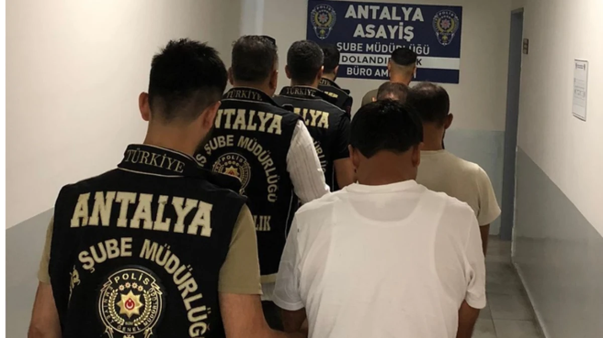 Antalya'da kendini devlet görevlisi olarak tanıtıp vurgun yapan 4 şüpheli tutuklandı 