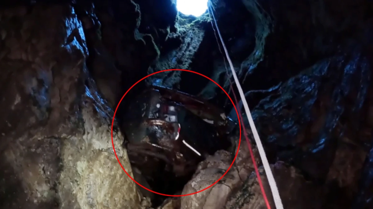 Antalya&rsquo;da keşif i&ccedil;in girdikleri mağarada hurda otomobille karşılaştılar